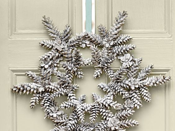 50+ Festive Wreaths To Deck Your Door For The Holidays 16