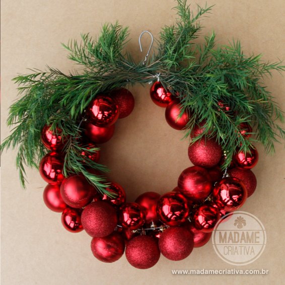 50+ Festive Wreaths To Deck Your Door For The Holidays 15
