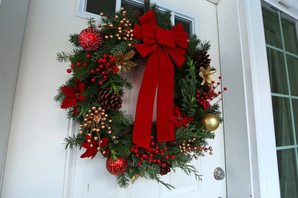 50+ Festive Wreaths To Deck Your Door For The Holidays 37