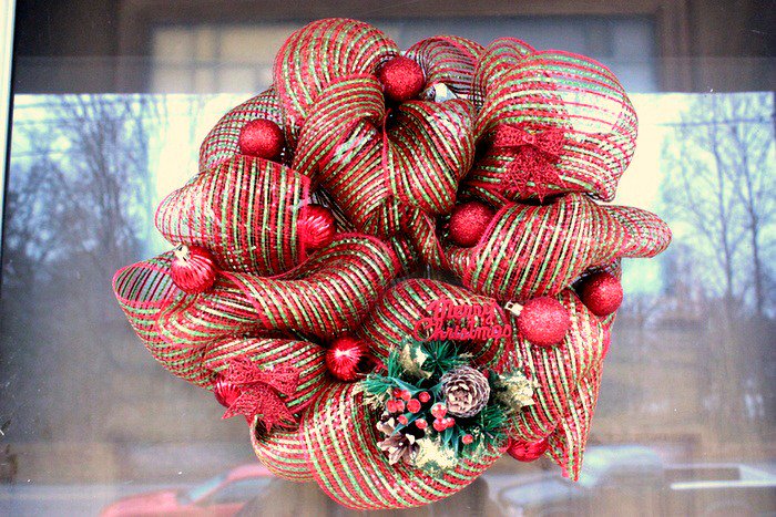50+ Festive Wreaths To Deck Your Door For The Holidays 51