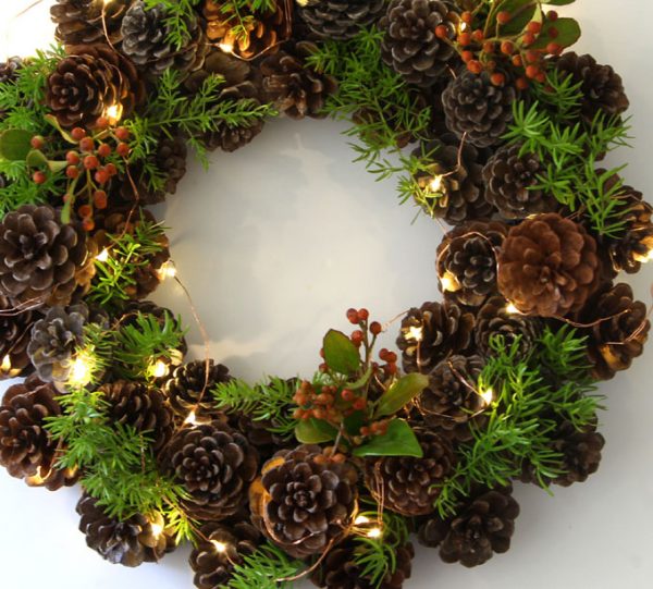 50+ Festive Wreaths To Deck Your Door For The Holidays 38