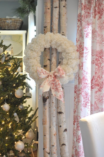 50+ Festive Wreaths To Deck Your Door For The Holidays 36