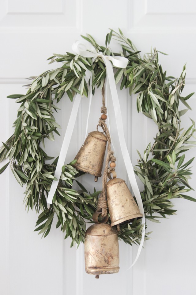 50+ Festive Wreaths To Deck Your Door For The Holidays 45