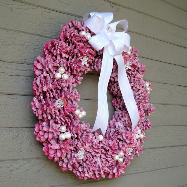 50+ Festive Wreaths To Deck Your Door For The Holidays 29