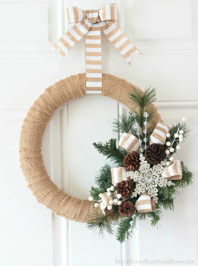 50+ Festive Wreaths To Deck Your Door For The Holidays 13