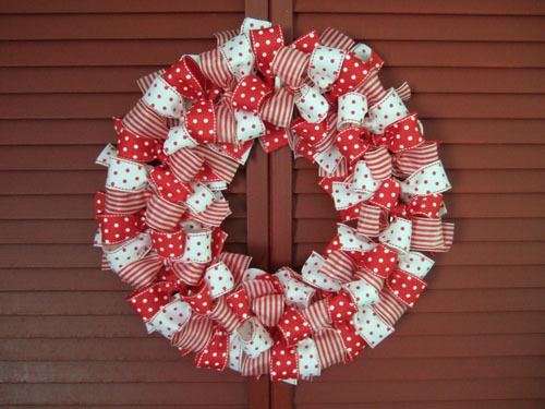 50+ Festive Wreaths To Deck Your Door For The Holidays 26