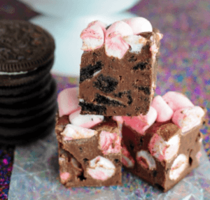 50 Awesome Christmas Fudge Recipes Bursting With Holiday Flavor 44