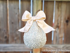 75 DIY Ornaments That'll Take Your Tree To The Next Level 13