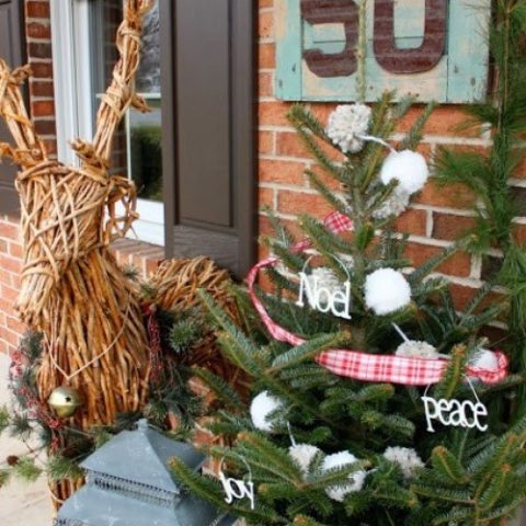 110+ Festive Farmhouse Christmas Decor DIY Ideas 29