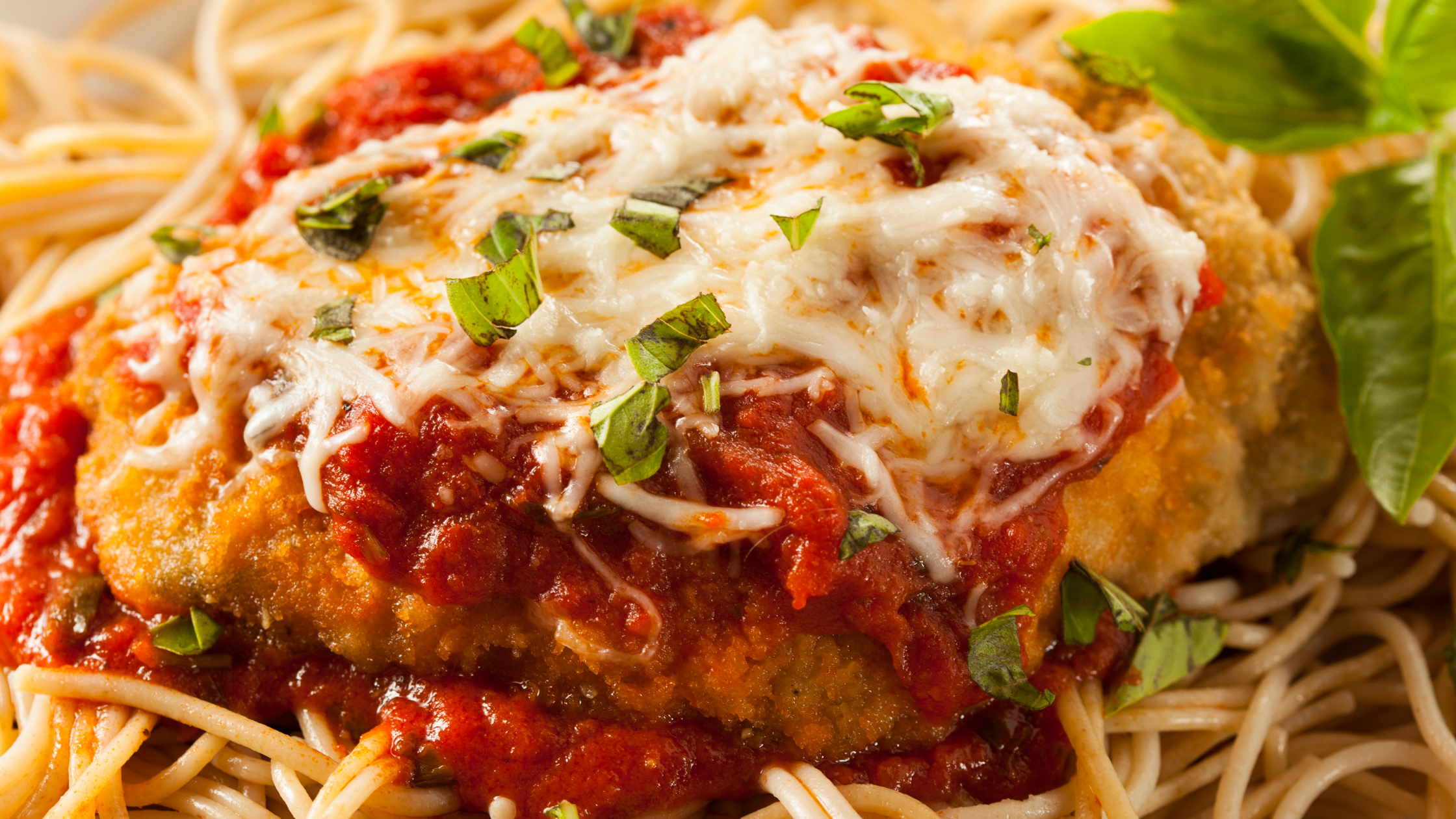 Low Calorie Chicken Parmesan with Whole Grain Spaghetti: A Healthy Recipe for Delicious Italian Food 2